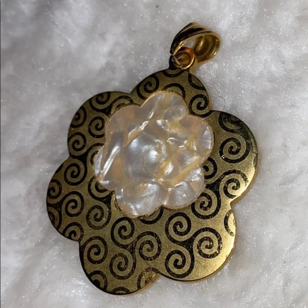 Clover luxury fashion gold tone pendant - Picture 2 of 9